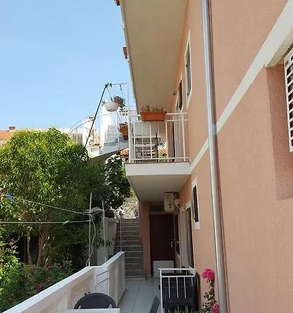 Gostinjska kuća Alissa 2*